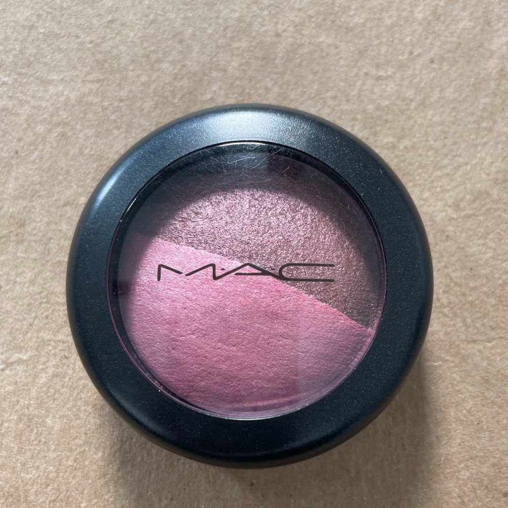 MAC Pretty & Prim Eyeshadow Duo